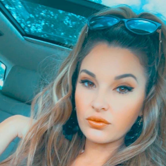 Meet your Posher, Angela - Picture 1 of 2